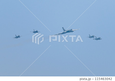 バルカンB.2爆撃機と護衛のF-16戦闘機 バルカンB.2爆撃機と護衛のF-16戦闘機 115463042