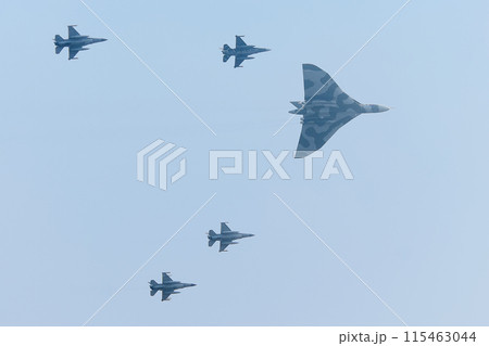 バルカンB.2爆撃機と護衛のF-16戦闘機 115463044