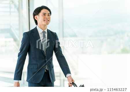 会社・オフィスに出勤・出社・通勤する若い男性アジア人ビジネスマン 会社・オフィスに出勤・出社・通勤する若い男性アジア人ビジネスマン 115463227