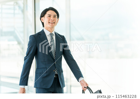 会社・オフィスに出勤・出社・通勤する若い男性アジア人ビジネスマン 会社・オフィスに出勤・出社・通勤する若い男性アジア人ビジネスマン 115463228