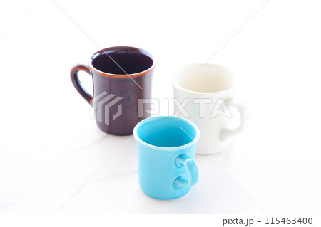 コーヒーを飲むために、お気に入りのおしゃれな3つのマグカップから、今日のひとつを選ぶ コーヒーを飲むために、お気に入りのおしゃれな3つのマグカップから、今日のひとつを選ぶ 115463400