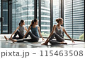 都会のビルの教室でヨガをする女性達 115463508