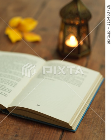 キャンドルの灯りで読書をしているイメージ 115463726