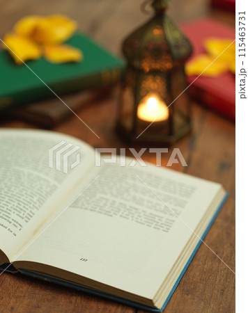 キャンドルの灯りで読書をしているイメージ 115463731