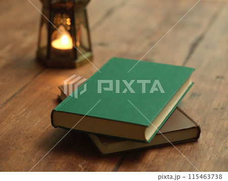 読書イメージ　キャンドルの灯り 115463738