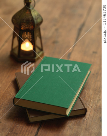 読書イメージ　キャンドルの灯り 115463739