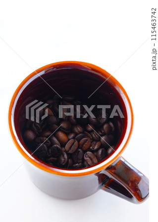 コーヒーカップと、深煎りしたコーヒー豆 115463742