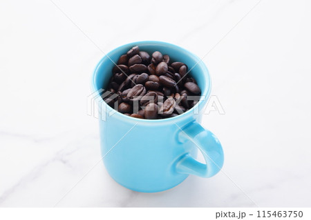 コーヒーカップと、深煎りしたコーヒー豆 コーヒーカップと、深煎りしたコーヒー豆 115463750