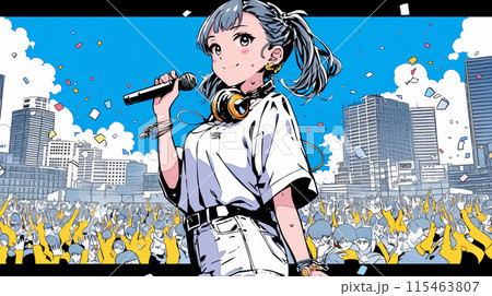 マイクを持ってステージに立ち、観客から声援を受けている若い女性