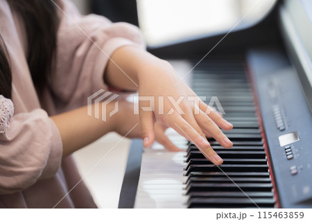 ピアノを弾く子供の手元のクローズアップ　顔無し 115463859