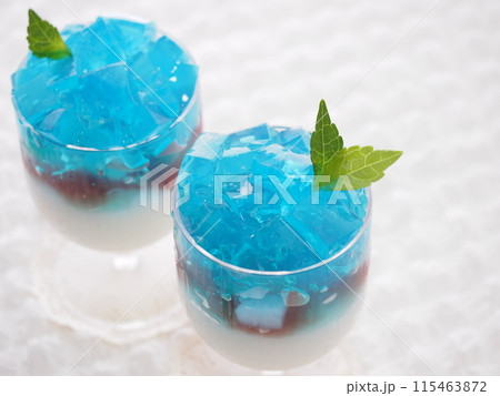 涼しげなガラスの器に入った紫陽花のゼリー 115463872
