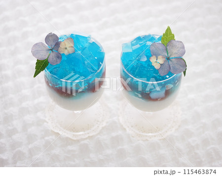 涼しげなガラスの器に入った紫陽花のゼリー 115463874