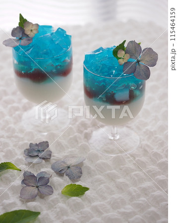 涼しげなガラスの器に入った青い紫陽花のゼリー 115464159
