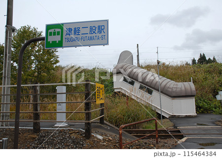 津軽二股駅と津軽今別駅への階段 津軽二股駅と津軽今別駅への階段 115464384