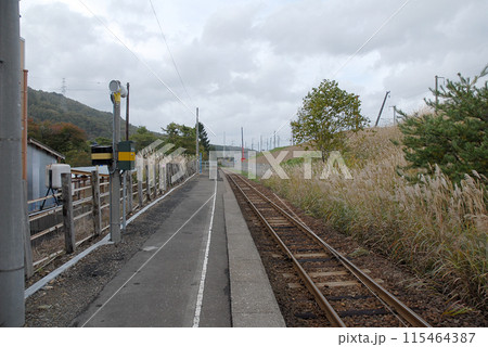 津軽二股駅のホームから三厩方向を望む 115464387