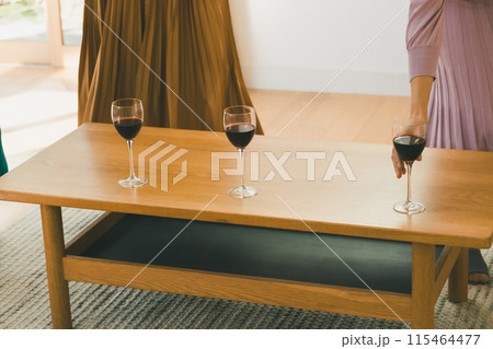 a forty-something woman 115464477