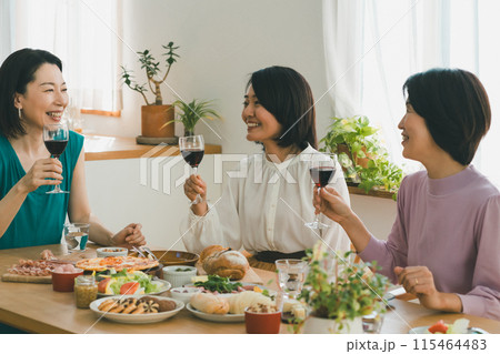 a forty-something woman 115464483