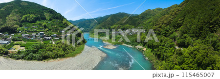 仁淀ブルーが美しい、浅尾の沈下橋。高知県越知町 仁淀ブルーが美しい、浅尾の沈下橋。高知県越知町 115465007