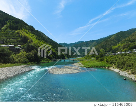 仁淀ブルーが美しい、浅尾の沈下橋。高知県越知町 仁淀ブルーが美しい、浅尾の沈下橋。高知県越知町 115465009