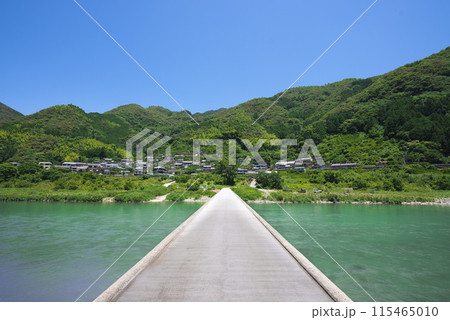 仁淀ブルーが美しい、浅尾の沈下橋。高知県越知町 仁淀ブルーが美しい、浅尾の沈下橋。高知県越知町 115465010