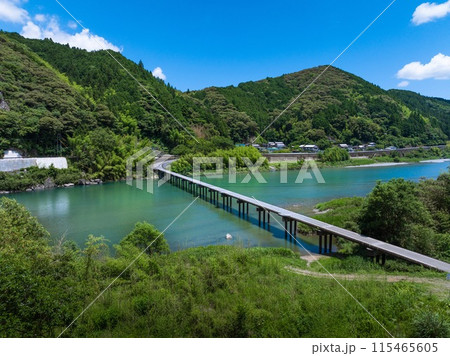 ドローン空撮。初夏、快晴の名越屋沈下橋と仁淀ブルー。高知県吾川郡いの町 115465605