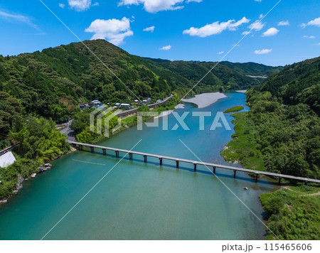 ドローン空撮。初夏、快晴の名越屋沈下橋と仁淀ブルー。高知県吾川郡いの町 ドローン空撮。初夏、快晴の名越屋沈下橋と仁淀ブルー。高知県吾川郡いの町 115465606