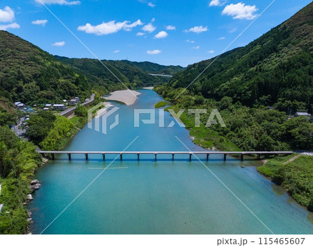 ドローン空撮。初夏、快晴の名越屋沈下橋と仁淀ブルー。高知県吾川郡いの町 115465607