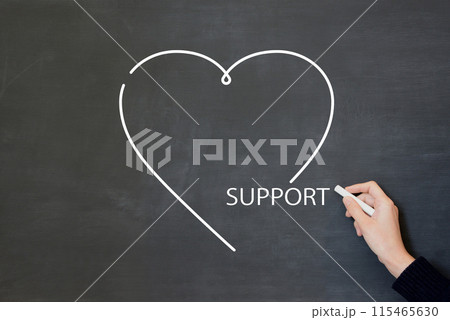 ハートの線画とサポートの文字を描く男性の手元 115465630