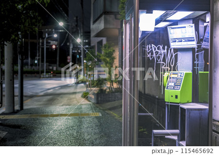夜間　落書きされた公衆電話ボックス 115465692
