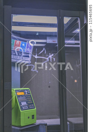 夜間 落書きされた公衆電話ボックス 夜間 落書きされた公衆電話ボックス 115465695