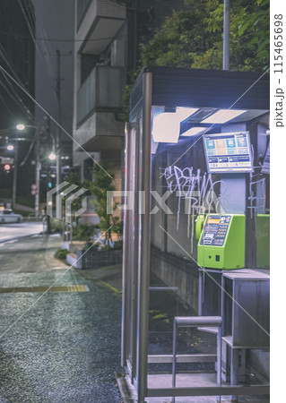 夜間 落書きされた公衆電話ボックス 夜間 落書きされた公衆電話ボックス 115465698