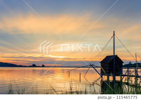 夕暮れの東郷湖 115465775