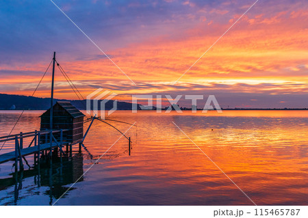 夕暮れの東郷湖 115465787