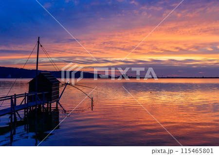 夕暮れの東郷湖 115465801
