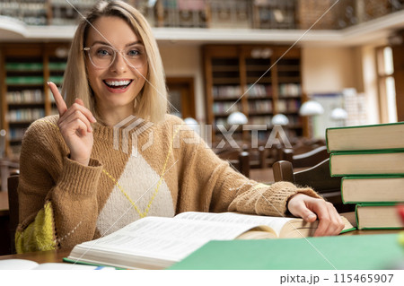 Blonde young woman studying in the library 115465907