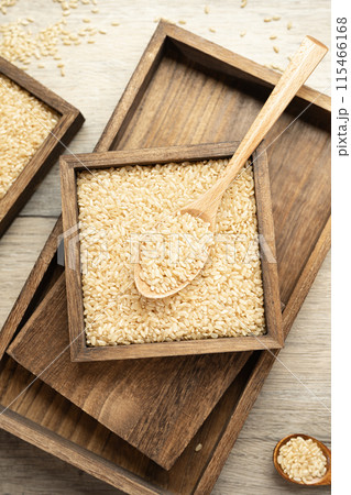 Brown rice in wooden box Brown rice in wooden box 115466168