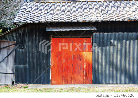 赤い扉の小屋 115466520