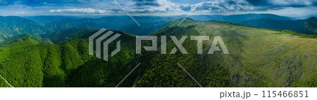 快晴の青空広がる、初夏の天狗高原の風景。ドローン空撮 115466851