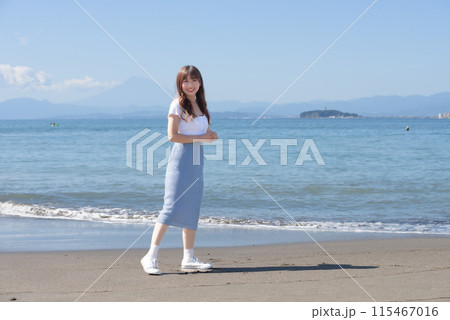 晴れの日の砂浜を楽しむ女性 晴れの日の砂浜を楽しむ女性 115467016