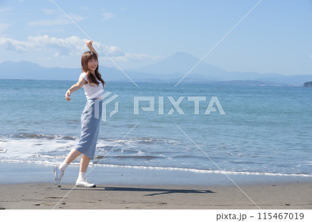 晴れの日の砂浜を楽しむ女性 晴れの日の砂浜を楽しむ女性 115467019