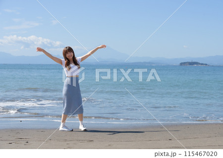 晴れの日の砂浜を楽しむ女性 晴れの日の砂浜を楽しむ女性 115467020