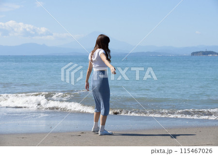 晴れの日の砂浜を楽しむ女性 115467026