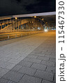夜にライトアップされた橋 115467330
