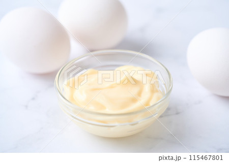 小皿に盛り付けたマヨネーズ 115467801