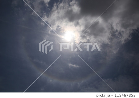 太陽に照らされた雲と虹色の輪 115467858