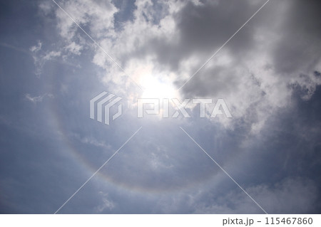 太陽に照らされた雲と虹色の輪 115467860