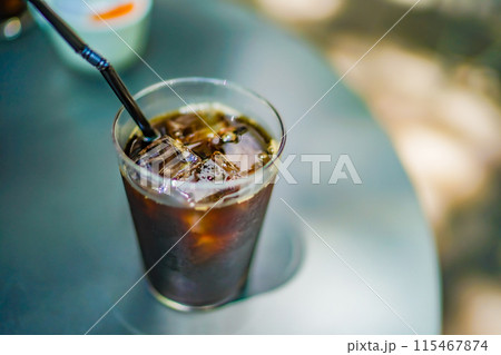 氷入りの冷たいコーヒー 115467874