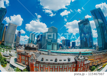 東京駅の駅舎と丸の内のビル 115467987