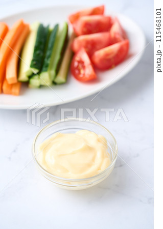 小皿に盛り付けたマヨネーズと野菜スティック 115468101