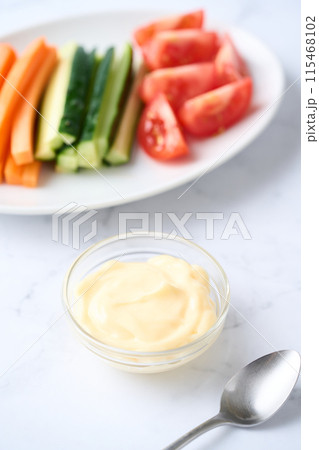 小皿に盛り付けたマヨネーズと野菜スティック 115468102